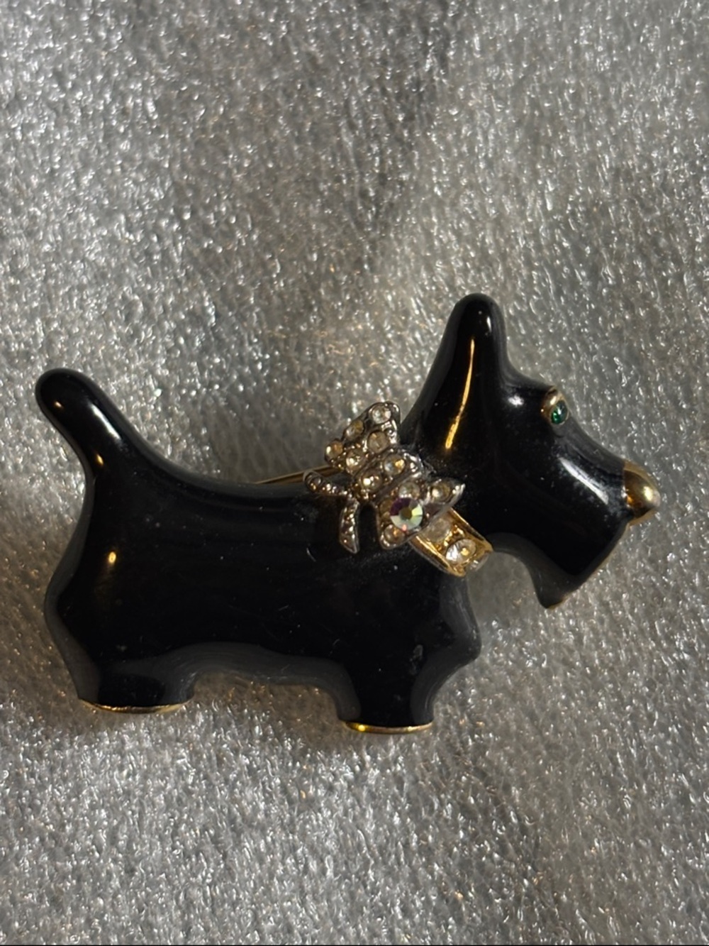 BLACK ENAMEL SCOTTISH TERRIER DOG BROOCH WITH GREEN EYE AND RHINESTONE COLLAR